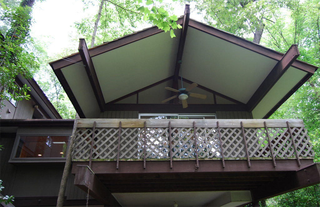 Andrews Family Tree House - Covered Porch